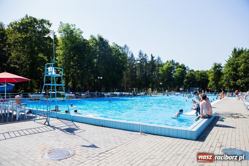 Zdjęcie w galerii na portalu naszraciborz.pl: Woda sposobem na upalne dni. Mieszkańcy regionu korzystają z pogody i licznie odwiedzają kąpieliska wiadomości z regionu
