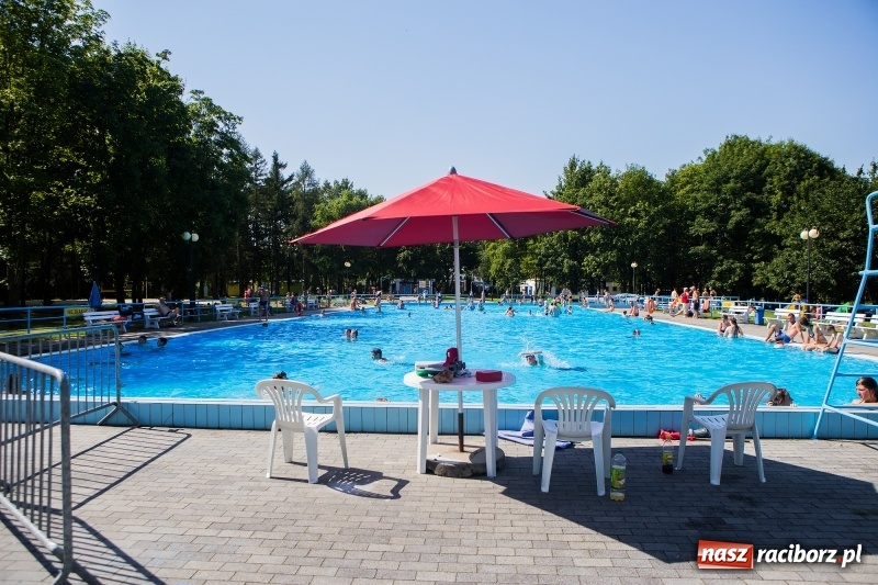 Zdjęcie w galerii na portalu naszraciborz.pl: Woda sposobem na upalne dni. Mieszkańcy regionu korzystają z pogody i licznie odwiedzają kąpieliska wiadomości z regionu
