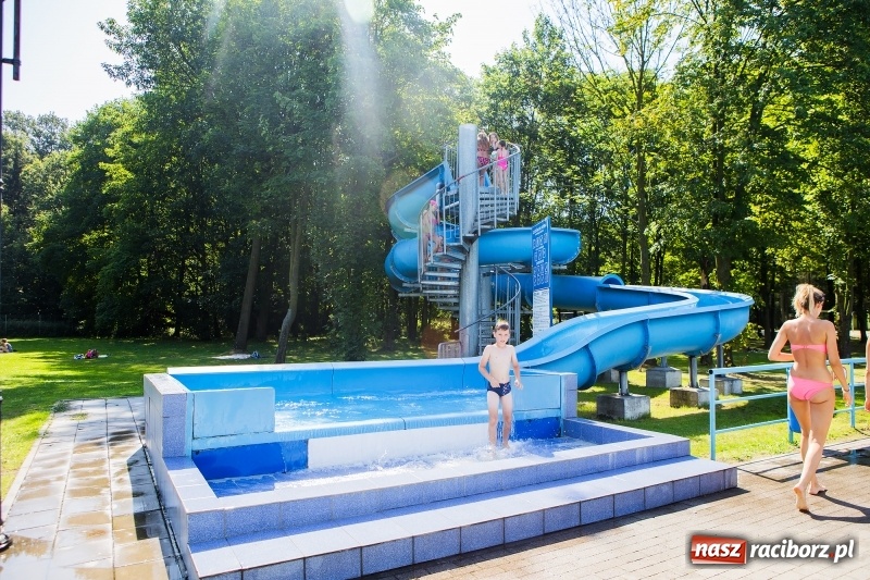 Zdjęcie w galerii na portalu naszraciborz.pl: Woda sposobem na upalne dni. Mieszkańcy regionu korzystają z pogody i licznie odwiedzają kąpieliska wiadomości z regionu