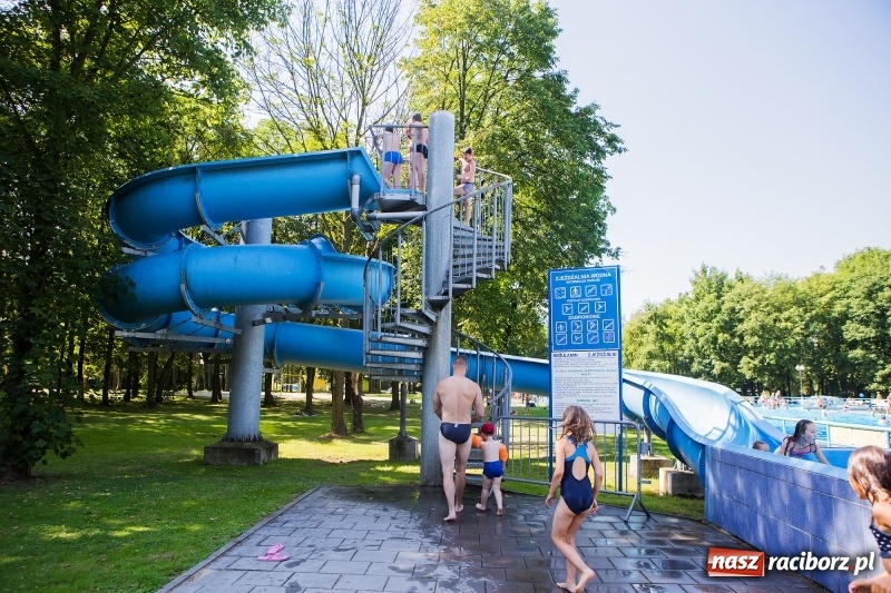 Zdjęcie w galerii na portalu naszraciborz.pl: Woda sposobem na upalne dni. Mieszkańcy regionu korzystają z pogody i licznie odwiedzają kąpieliska wiadomości z regionu
