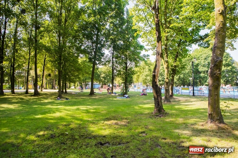 Zdjęcie w galerii na portalu naszraciborz.pl: Woda sposobem na upalne dni. Mieszkańcy regionu korzystają z pogody i licznie odwiedzają kąpieliska wiadomości z regionu