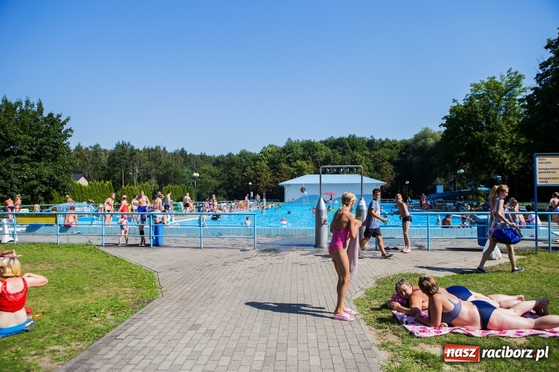 Zdjęcie w galerii na portalu naszraciborz.pl: Woda sposobem na upalne dni. Mieszkańcy regionu korzystają z pogody i licznie odwiedzają kąpieliska wiadomości z regionu
