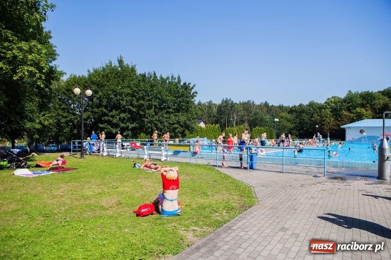 Zdjęcie w galerii na portalu naszraciborz.pl: Woda sposobem na upalne dni. Mieszkańcy regionu korzystają z pogody i licznie odwiedzają kąpieliska wiadomości z regionu