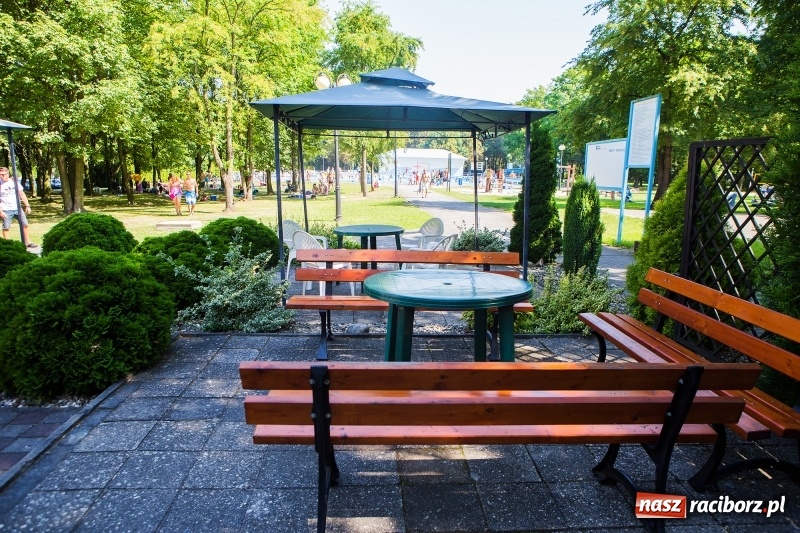 Zdjęcie w galerii na portalu naszraciborz.pl: Woda sposobem na upalne dni. Mieszkańcy regionu korzystają z pogody i licznie odwiedzają kąpieliska wiadomości z regionu