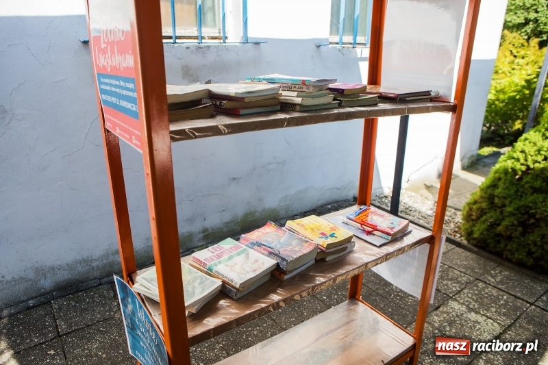 Zdjęcie w galerii na portalu naszraciborz.pl: Woda sposobem na upalne dni. Mieszkańcy regionu korzystają z pogody i licznie odwiedzają kąpieliska wiadomości z regionu