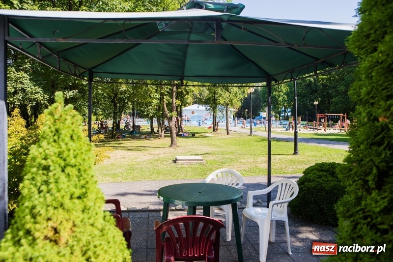 Zdjęcie w galerii na portalu naszraciborz.pl: Woda sposobem na upalne dni. Mieszkańcy regionu korzystają z pogody i licznie odwiedzają kąpieliska wiadomości z regionu