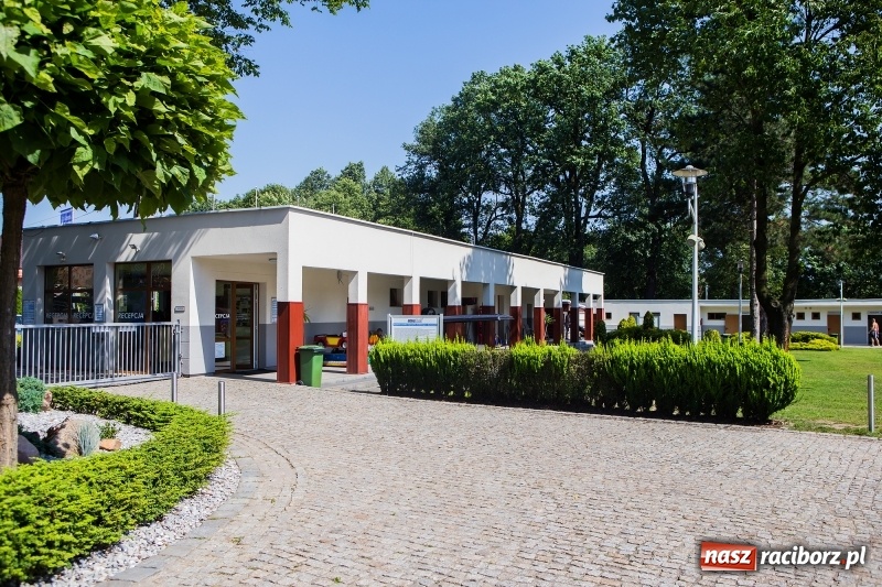 Zdjęcie w galerii na portalu naszraciborz.pl: Woda sposobem na upalne dni. Mieszkańcy regionu korzystają z pogody i licznie odwiedzają kąpieliska wiadomości z regionu