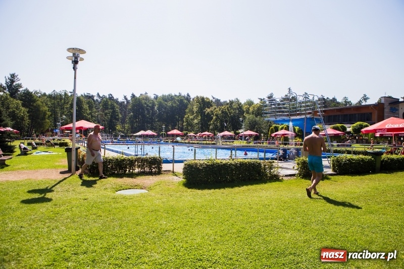 Zdjęcie w galerii na portalu naszraciborz.pl: Woda sposobem na upalne dni. Mieszkańcy regionu korzystają z pogody i licznie odwiedzają kąpieliska wiadomości z regionu
