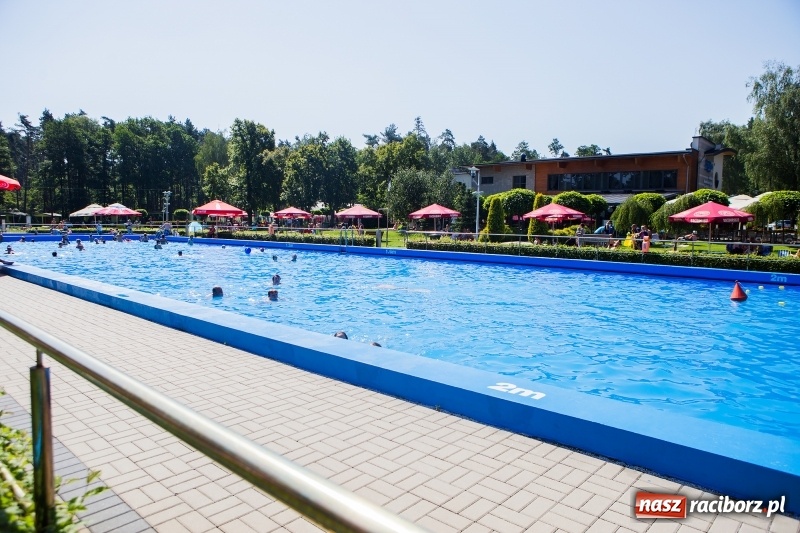 Zdjęcie w galerii na portalu naszraciborz.pl: Woda sposobem na upalne dni. Mieszkańcy regionu korzystają z pogody i licznie odwiedzają kąpieliska wiadomości z regionu