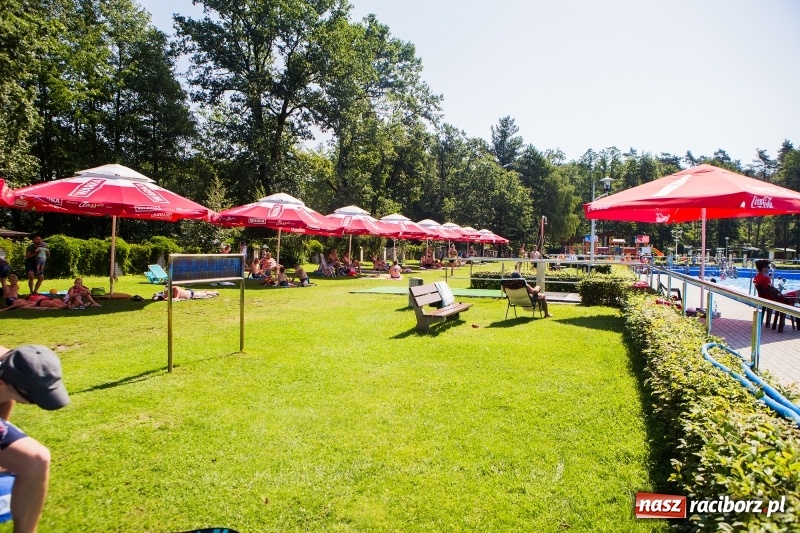 Zdjęcie w galerii na portalu naszraciborz.pl: Woda sposobem na upalne dni. Mieszkańcy regionu korzystają z pogody i licznie odwiedzają kąpieliska wiadomości z regionu