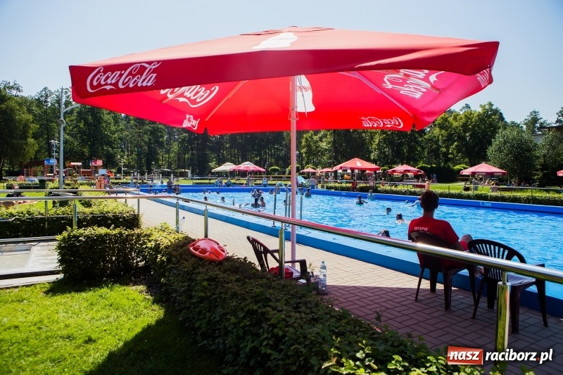 Zdjęcie w galerii na portalu naszraciborz.pl: Woda sposobem na upalne dni. Mieszkańcy regionu korzystają z pogody i licznie odwiedzają kąpieliska wiadomości z regionu