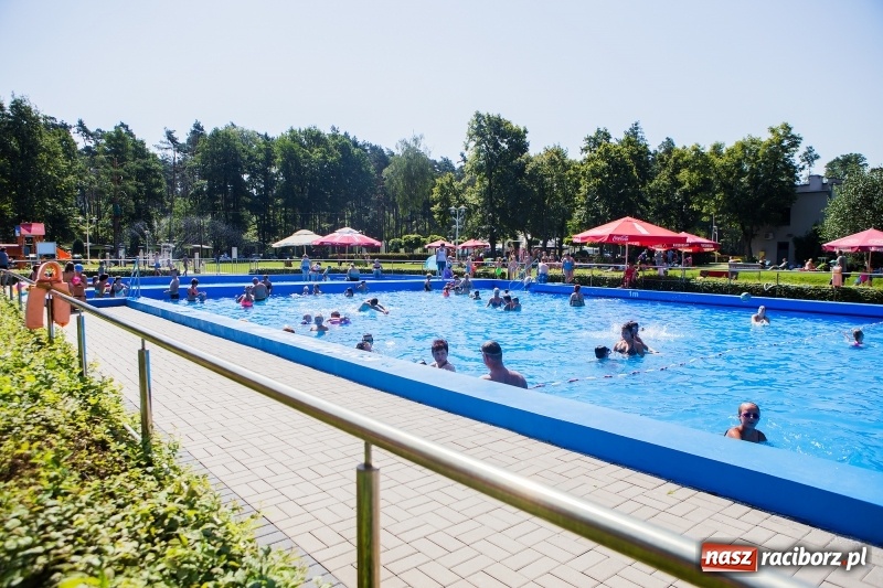 Zdjęcie w galerii na portalu naszraciborz.pl: Woda sposobem na upalne dni. Mieszkańcy regionu korzystają z pogody i licznie odwiedzają kąpieliska wiadomości z regionu