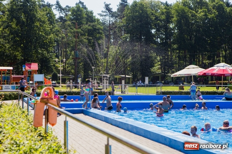 Zdjęcie w galerii na portalu naszraciborz.pl: Woda sposobem na upalne dni. Mieszkańcy regionu korzystają z pogody i licznie odwiedzają kąpieliska wiadomości z regionu