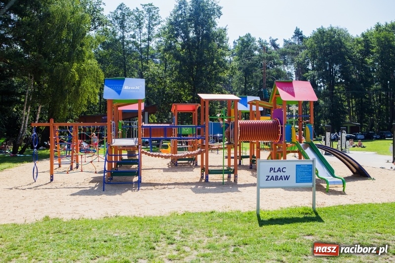 Zdjęcie w galerii na portalu naszraciborz.pl: Woda sposobem na upalne dni. Mieszkańcy regionu korzystają z pogody i licznie odwiedzają kąpieliska wiadomości z regionu