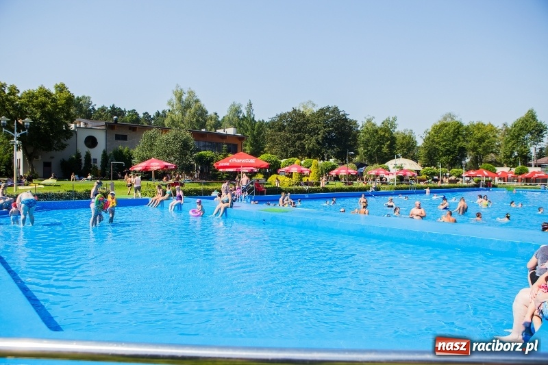 Zdjęcie w galerii na portalu naszraciborz.pl: Woda sposobem na upalne dni. Mieszkańcy regionu korzystają z pogody i licznie odwiedzają kąpieliska wiadomości z regionu