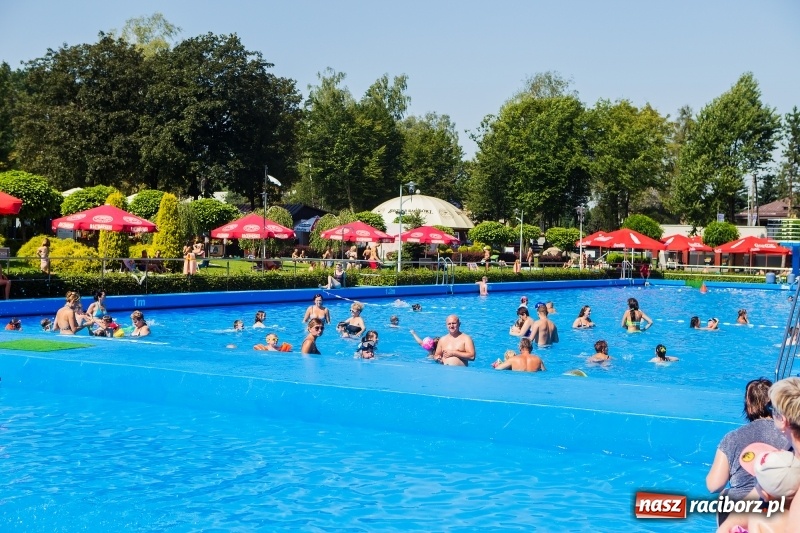 Zdjęcie w galerii na portalu naszraciborz.pl: Woda sposobem na upalne dni. Mieszkańcy regionu korzystają z pogody i licznie odwiedzają kąpieliska wiadomości z regionu