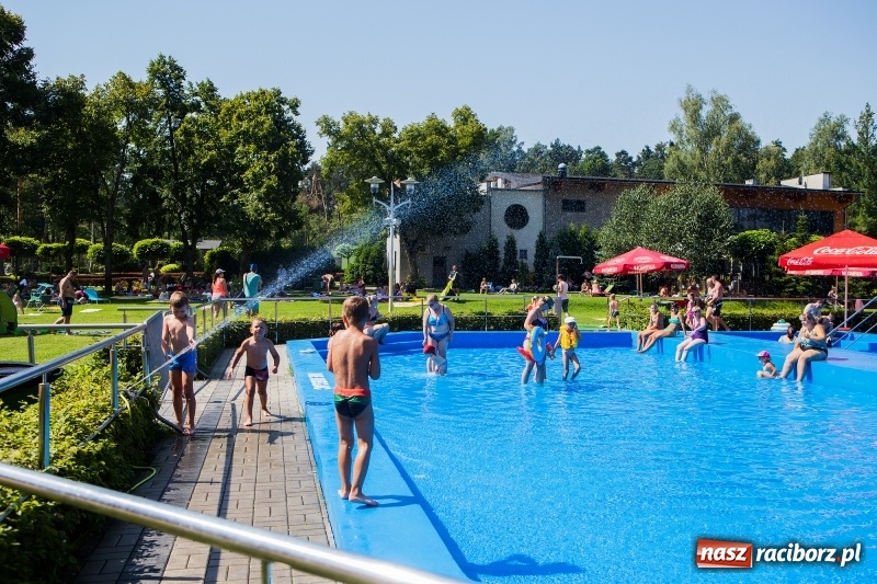 Zdjęcie w galerii na portalu naszraciborz.pl: Woda sposobem na upalne dni. Mieszkańcy regionu korzystają z pogody i licznie odwiedzają kąpieliska wiadomości z regionu