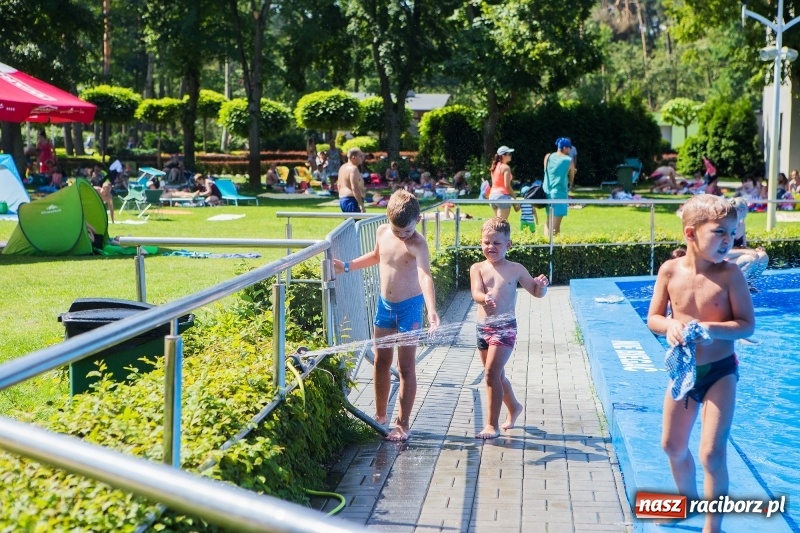 Zdjęcie w galerii na portalu naszraciborz.pl: Woda sposobem na upalne dni. Mieszkańcy regionu korzystają z pogody i licznie odwiedzają kąpieliska wiadomości z regionu