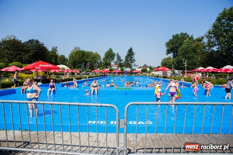 Zdjęcie w galerii na portalu naszraciborz.pl: Woda sposobem na upalne dni. Mieszkańcy regionu korzystają z pogody i licznie odwiedzają kąpieliska wiadomości z regionu