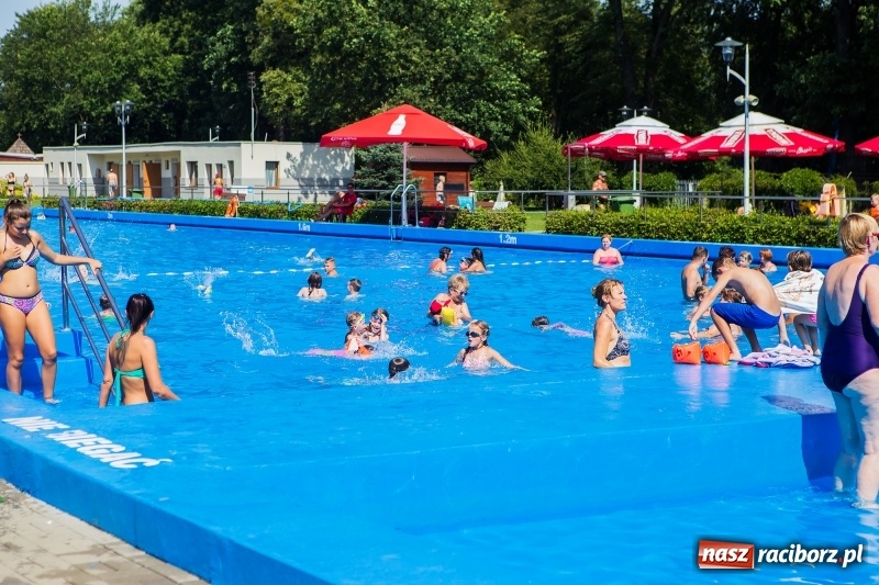 Zdjęcie w galerii na portalu naszraciborz.pl: Woda sposobem na upalne dni. Mieszkańcy regionu korzystają z pogody i licznie odwiedzają kąpieliska wiadomości z regionu