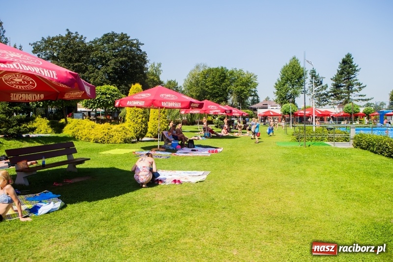 Zdjęcie w galerii na portalu naszraciborz.pl: Woda sposobem na upalne dni. Mieszkańcy regionu korzystają z pogody i licznie odwiedzają kąpieliska wiadomości z regionu