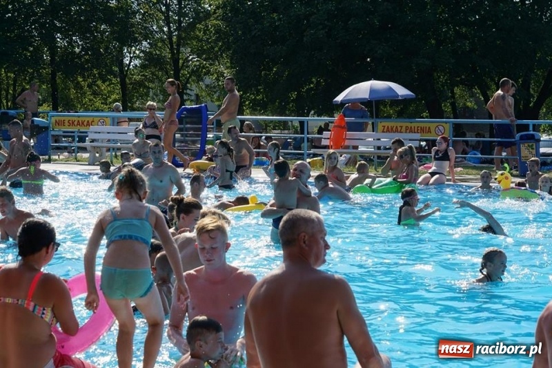 Zdjęcie w galerii na portalu naszraciborz.pl: Woda sposobem na upalne dni. Mieszkańcy regionu korzystają z pogody i licznie odwiedzają kąpieliska wiadomości z regionu
