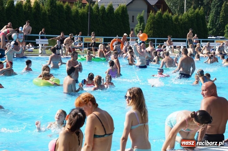 Zdjęcie w galerii na portalu naszraciborz.pl: Woda sposobem na upalne dni. Mieszkańcy regionu korzystają z pogody i licznie odwiedzają kąpieliska wiadomości z regionu
