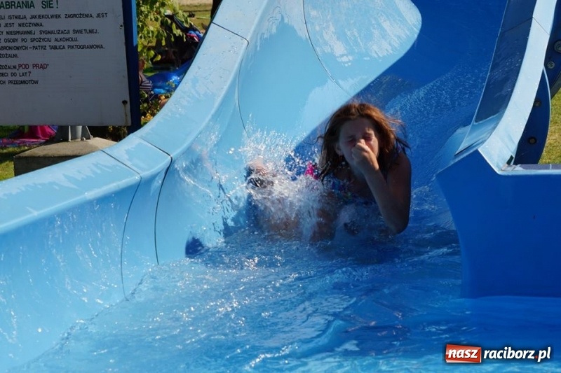 Zdjęcie w galerii na portalu naszraciborz.pl: Woda sposobem na upalne dni. Mieszkańcy regionu korzystają z pogody i licznie odwiedzają kąpieliska wiadomości z regionu