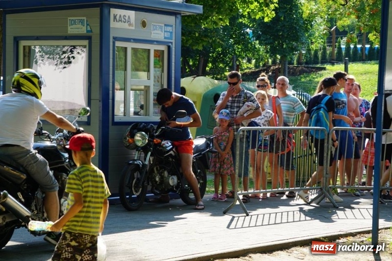 Zdjęcie w galerii na portalu naszraciborz.pl: Woda sposobem na upalne dni. Mieszkańcy regionu korzystają z pogody i licznie odwiedzają kąpieliska wiadomości z regionu