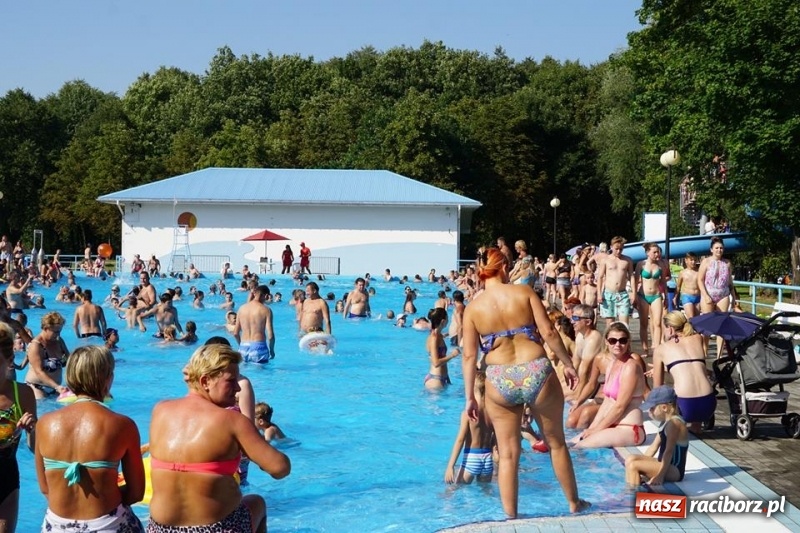 Zdjęcie w galerii na portalu naszraciborz.pl: Woda sposobem na upalne dni. Mieszkańcy regionu korzystają z pogody i licznie odwiedzają kąpieliska wiadomości z regionu