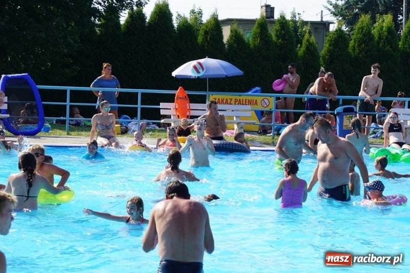 Zdjęcie w galerii na portalu naszraciborz.pl: Woda sposobem na upalne dni. Mieszkańcy regionu korzystają z pogody i licznie odwiedzają kąpieliska wiadomości z regionu