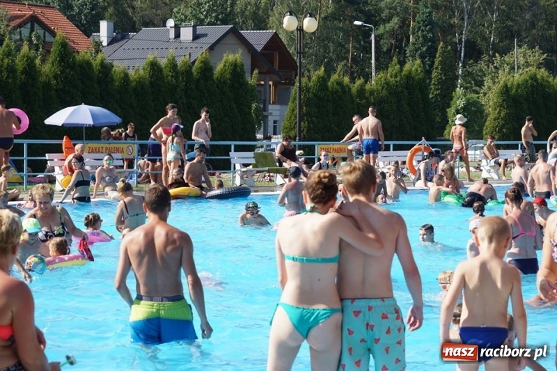 Zdjęcie w galerii na portalu naszraciborz.pl: Woda sposobem na upalne dni. Mieszkańcy regionu korzystają z pogody i licznie odwiedzają kąpieliska wiadomości z regionu