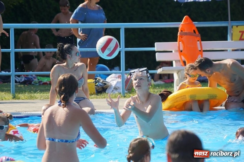 Zdjęcie w galerii na portalu naszraciborz.pl: Woda sposobem na upalne dni. Mieszkańcy regionu korzystają z pogody i licznie odwiedzają kąpieliska wiadomości z regionu