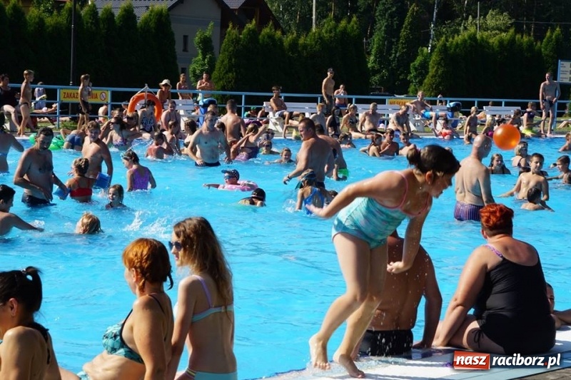 Zdjęcie w galerii na portalu naszraciborz.pl: Woda sposobem na upalne dni. Mieszkańcy regionu korzystają z pogody i licznie odwiedzają kąpieliska wiadomości z regionu