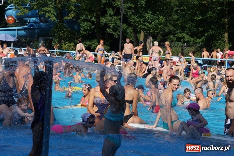 Zdjęcie w galerii na portalu naszraciborz.pl: Woda sposobem na upalne dni. Mieszkańcy regionu korzystają z pogody i licznie odwiedzają kąpieliska wiadomości z regionu