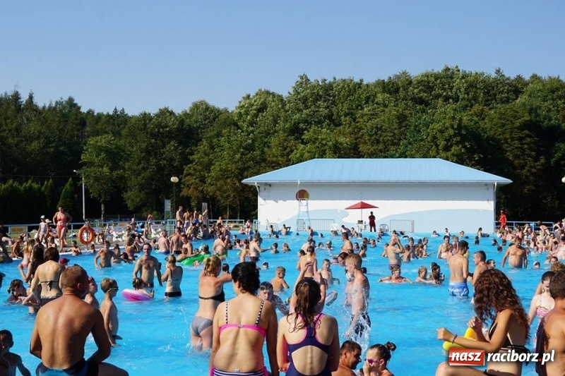 Zdjęcie w galerii na portalu naszraciborz.pl: Woda sposobem na upalne dni. Mieszkańcy regionu korzystają z pogody i licznie odwiedzają kąpieliska wiadomości z regionu