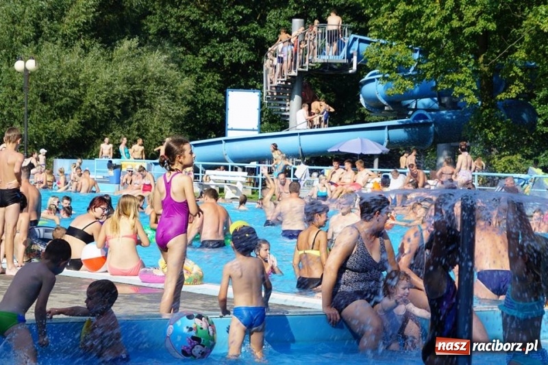 Zdjęcie w galerii na portalu naszraciborz.pl: Woda sposobem na upalne dni. Mieszkańcy regionu korzystają z pogody i licznie odwiedzają kąpieliska wiadomości z regionu