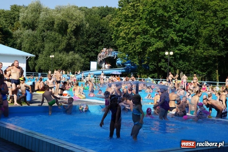 Zdjęcie w galerii na portalu naszraciborz.pl: Woda sposobem na upalne dni. Mieszkańcy regionu korzystają z pogody i licznie odwiedzają kąpieliska wiadomości z regionu