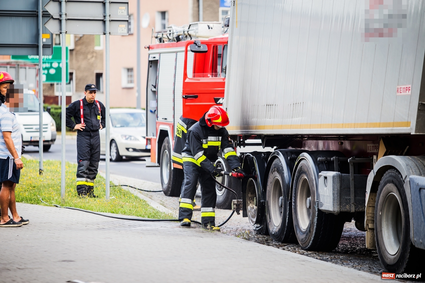 Zdjęcie w galerii na portalu naszraciborz.pl: Owady, pożar, otwarcie mieszkania, czyli wtorek strażaków. Dzisiaj już gaszono pożar opon wiadomości z regionu