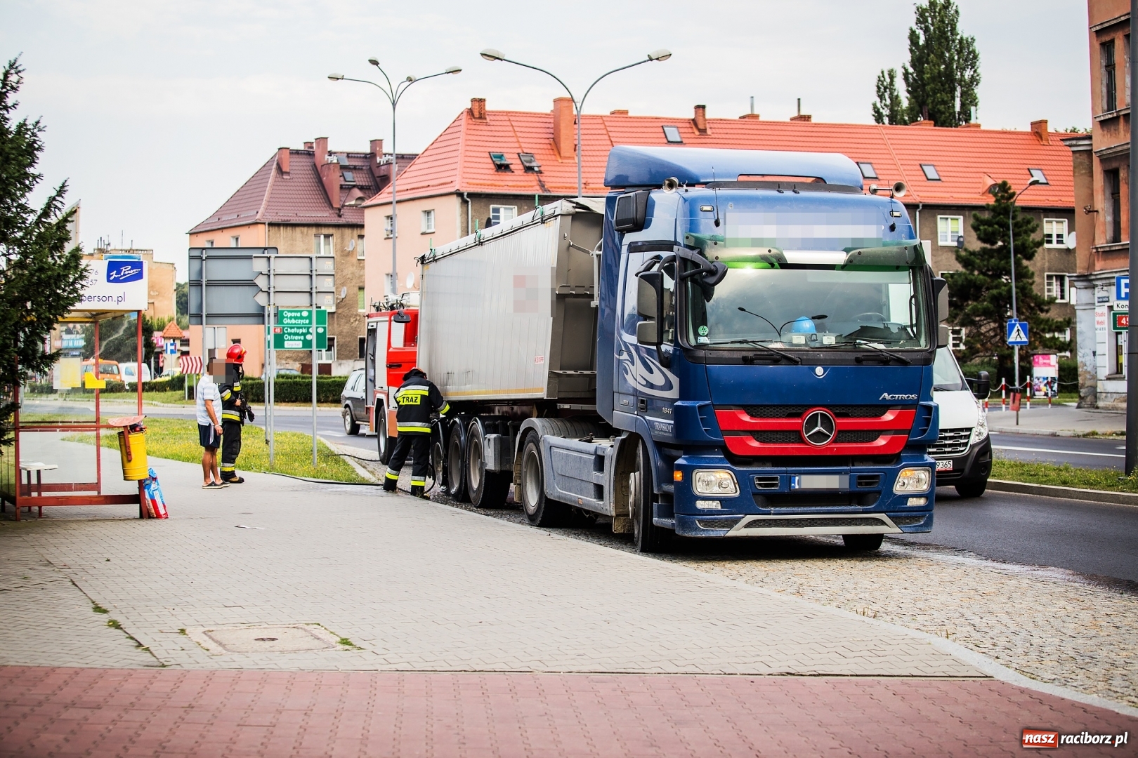 Zdjęcie w galerii na portalu naszraciborz.pl: Owady, pożar, otwarcie mieszkania, czyli wtorek strażaków. Dzisiaj już gaszono pożar opon wiadomości z regionu
