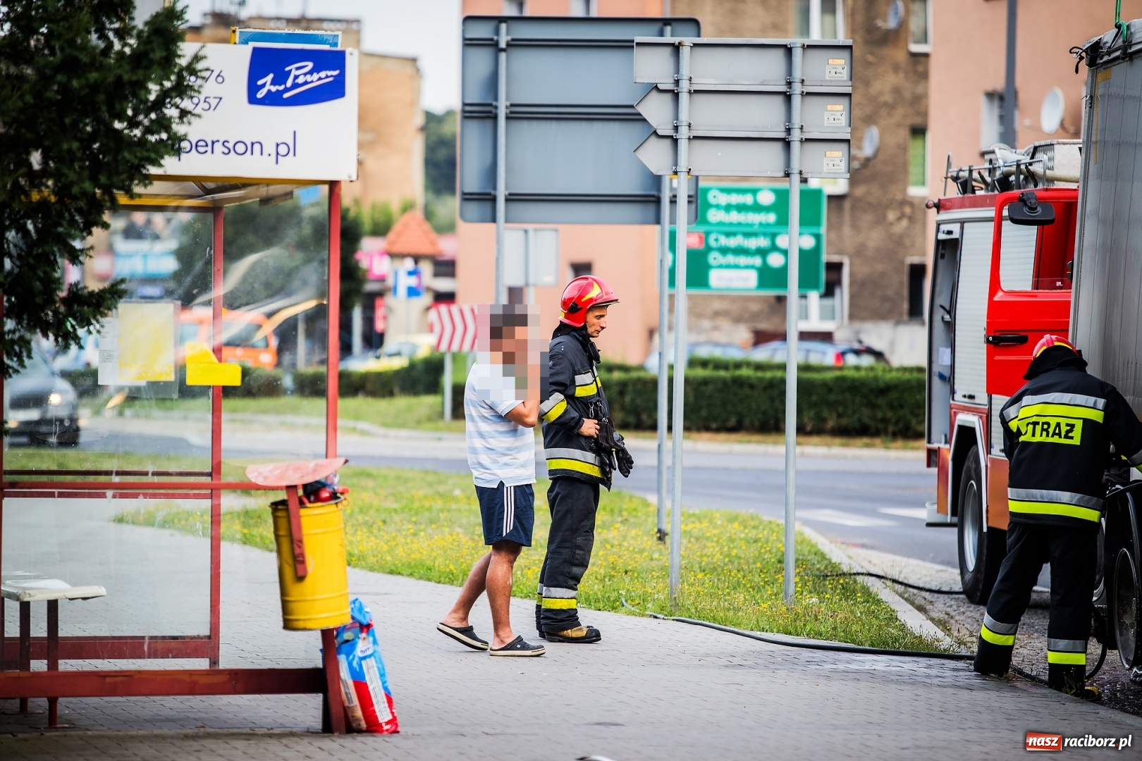 Zdjęcie w galerii na portalu naszraciborz.pl: Owady, pożar, otwarcie mieszkania, czyli wtorek strażaków. Dzisiaj już gaszono pożar opon wiadomości z regionu
