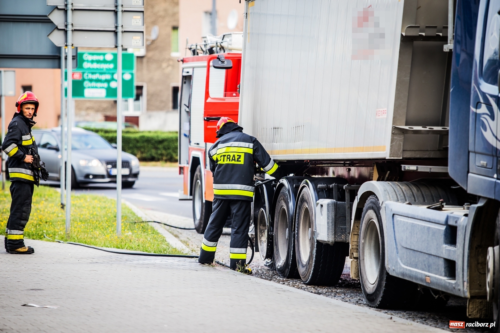 Zdjęcie w galerii na portalu naszraciborz.pl: Owady, pożar, otwarcie mieszkania, czyli wtorek strażaków. Dzisiaj już gaszono pożar opon wiadomości z regionu