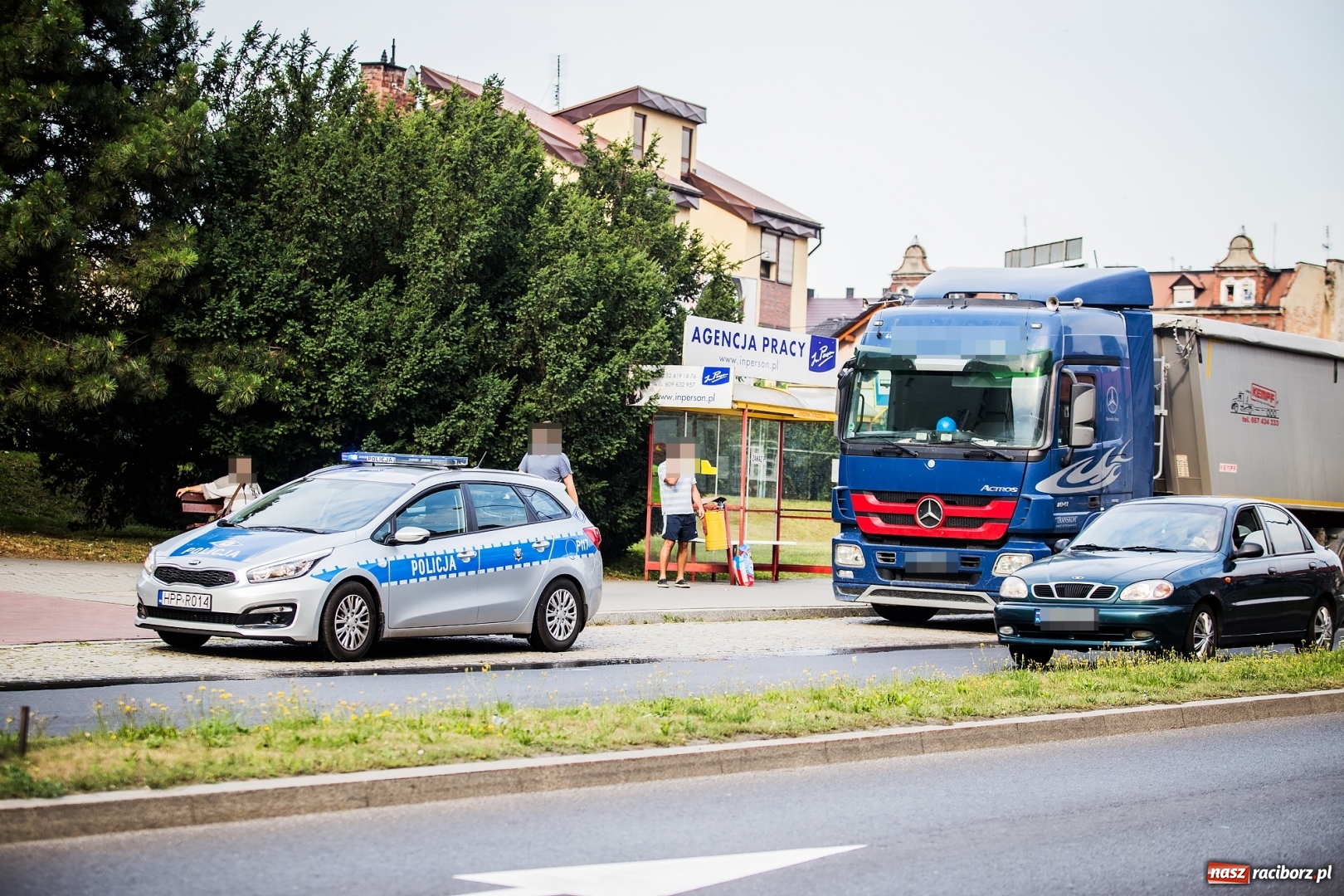 Zdjęcie w galerii na portalu naszraciborz.pl: Owady, pożar, otwarcie mieszkania, czyli wtorek strażaków. Dzisiaj już gaszono pożar opon wiadomości z regionu