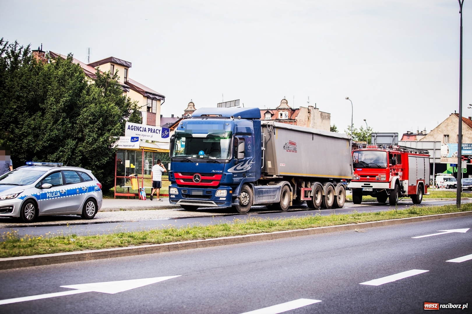 Zdjęcie w galerii na portalu naszraciborz.pl: Owady, pożar, otwarcie mieszkania, czyli wtorek strażaków. Dzisiaj już gaszono pożar opon wiadomości z regionu