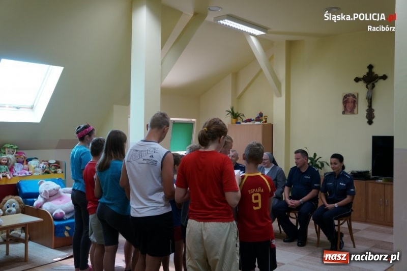 Zdjęcie w galerii na portalu naszraciborz.pl: Słodycze i pluszaki od policjantów dla dzieci z Pogrzebienia wiadomości z regionu
