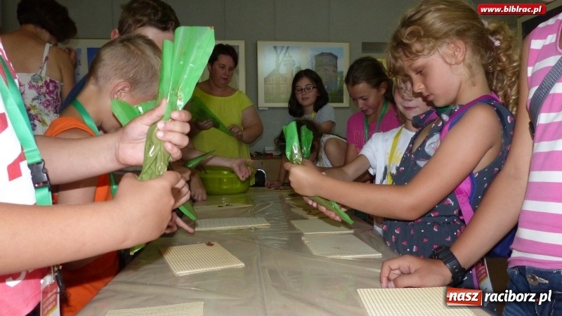 Zdjęcie w galerii na portalu naszraciborz.pl: Lato z biblioteką - czekolada i orzeźwiający prysznic na wtorkowe upały wiadomości z regionu