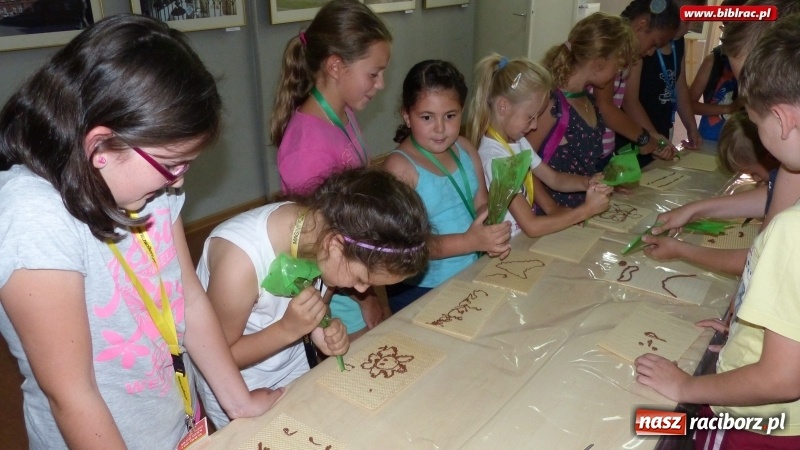 Zdjęcie w galerii na portalu naszraciborz.pl: Lato z biblioteką - czekolada i orzeźwiający prysznic na wtorkowe upały wiadomości z regionu