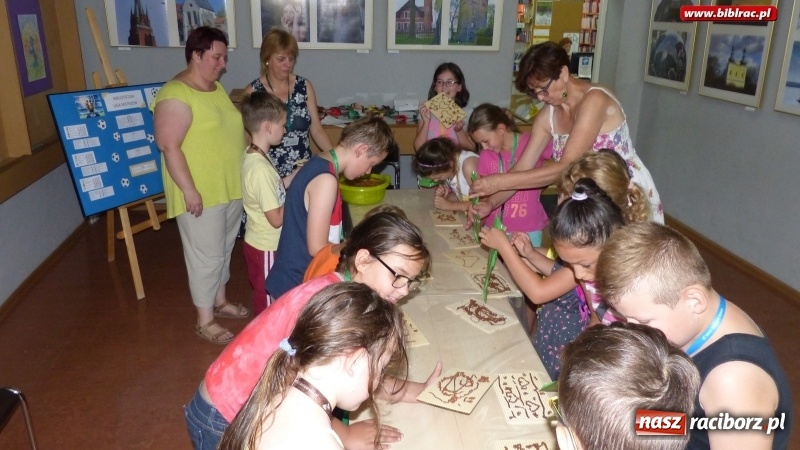 Zdjęcie w galerii na portalu naszraciborz.pl: Lato z biblioteką - czekolada i orzeźwiający prysznic na wtorkowe upały wiadomości z regionu