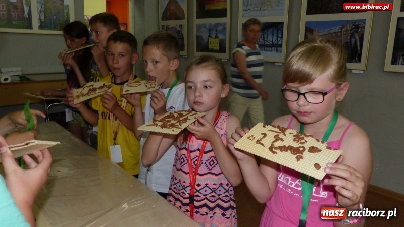 Zdjęcie w galerii na portalu naszraciborz.pl: Lato z biblioteką - czekolada i orzeźwiający prysznic na wtorkowe upały wiadomości z regionu