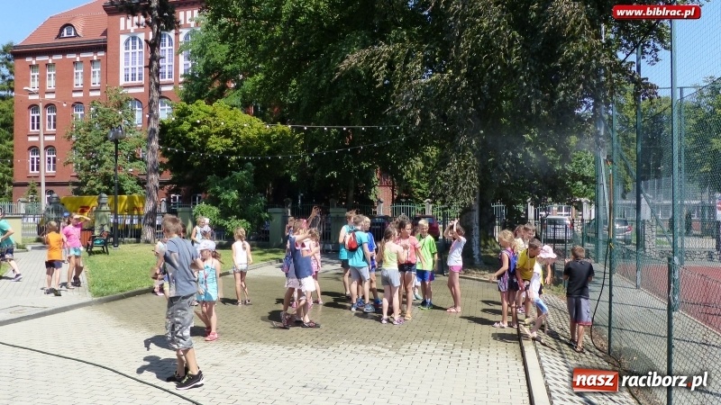 Zdjęcie w galerii na portalu naszraciborz.pl: Lato z biblioteką - czekolada i orzeźwiający prysznic na wtorkowe upały wiadomości z regionu